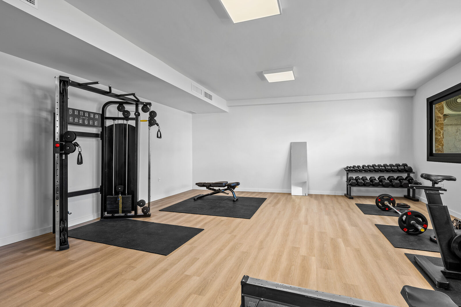 Fitnessruimte met gewichten